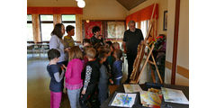 Vorschulkinder in der „Galerie“ von Stadtpfarrer Kowal (Foto: Karl-Franz Thiede)